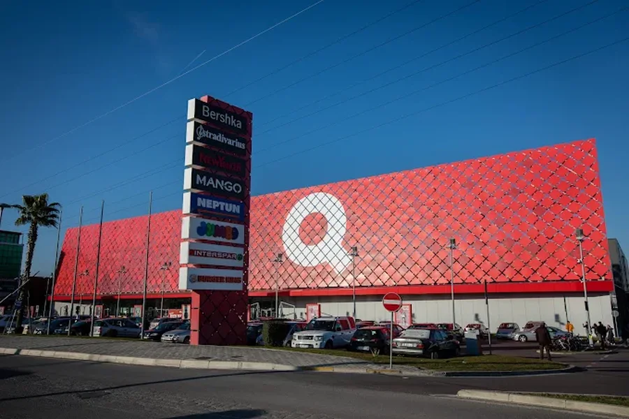 Moda e plazhit 2025 në QTU/ Ulje deri në -70%, aksesorët që