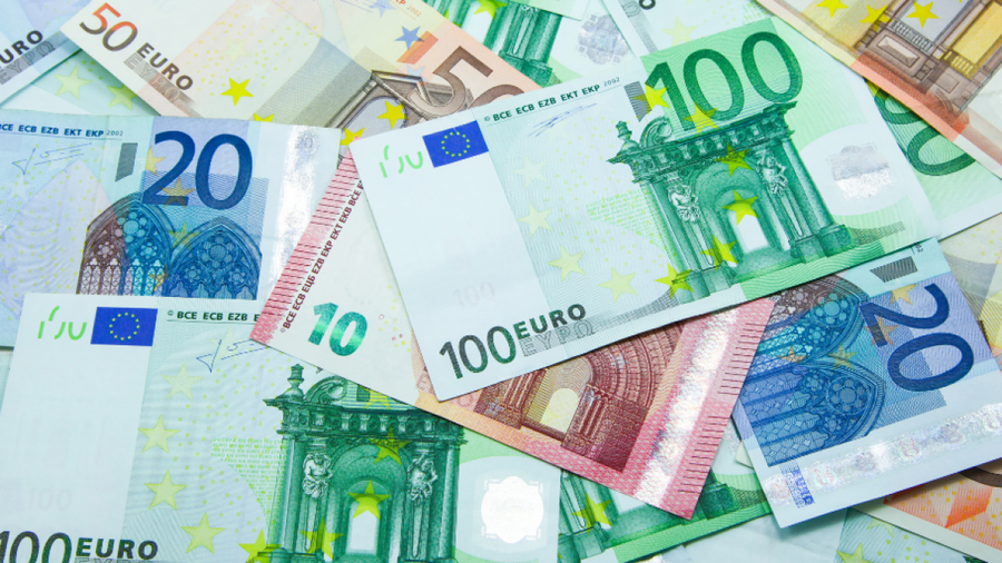 Nuk ndalet rënia e euros/ U këmbye me 97 lekë gjatë