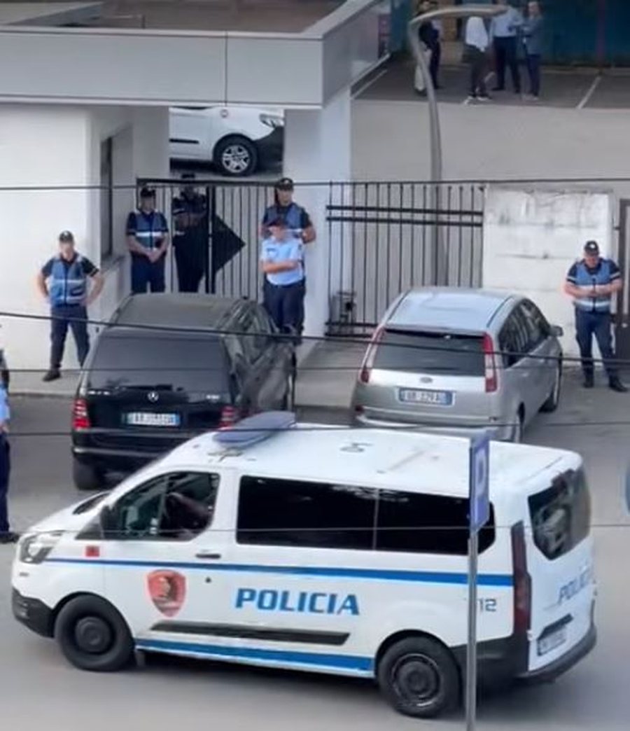 Policia zbraz ambientet e News 24, prona i kalon ‘KAYO’ - Avokatura
