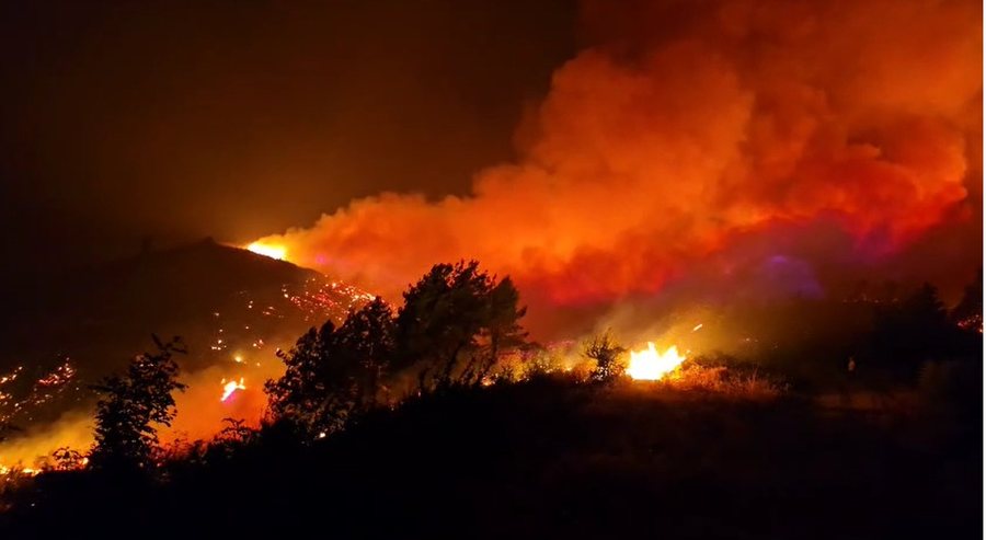 Situatë kritike nga zjarret - Parandalohet përhapja e flakëve