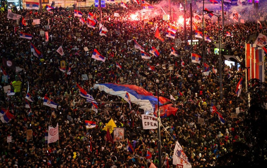 Përshkallëzohen protestat në Serbi - Sulmohen zyrat e