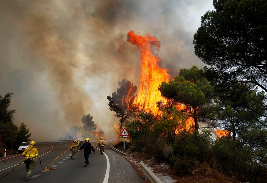 Fires "surround" Spain - Around 400,000 hectares have been burned by