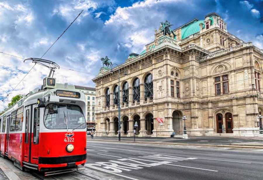 Public transport in Vienna becomes more expensive/ Lack of funds and high