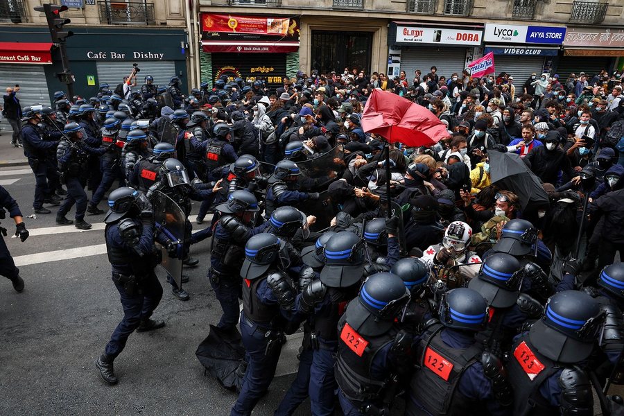 200,000 protesters paralyze the streets of France - Citizens clash with police,