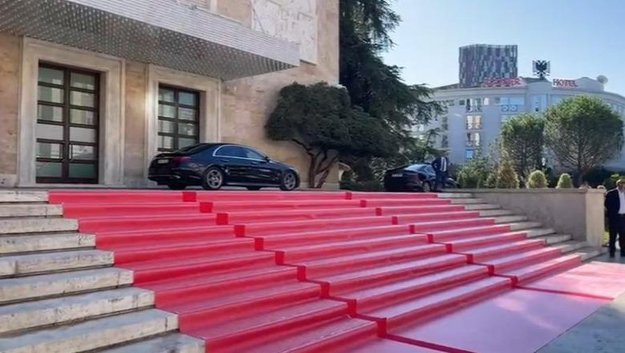 Kryeministria në pritje, sot dita e parë e punës për