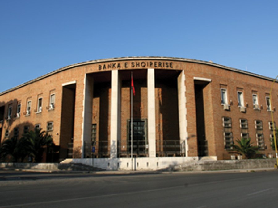 Bankat “mbushin” rezervën për raste krizash Arrin