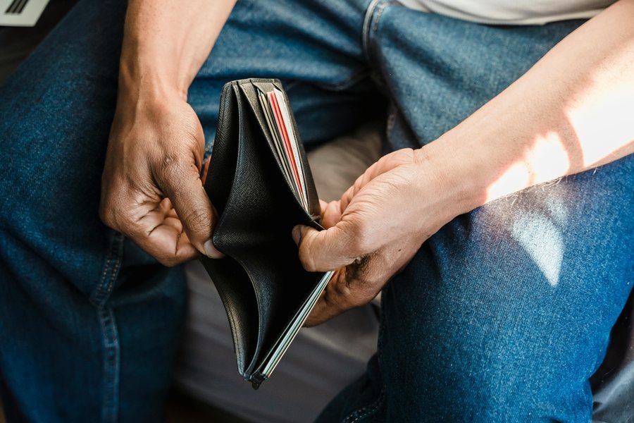 Më pak shqiptarë nën kufirin e mbijetesës në vitin