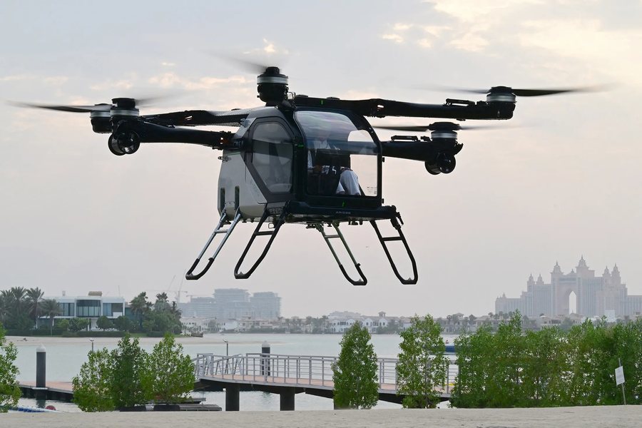 Makina fluturuese “prek” qiellin e Dubait - Kompania kineze