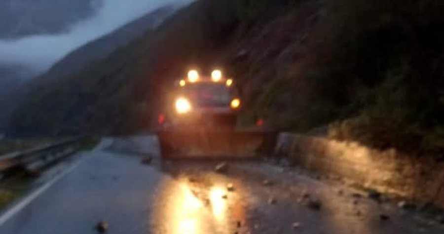 Moti i keq, ARRSH apel shoferëve për kujdes në disa akse rrugore