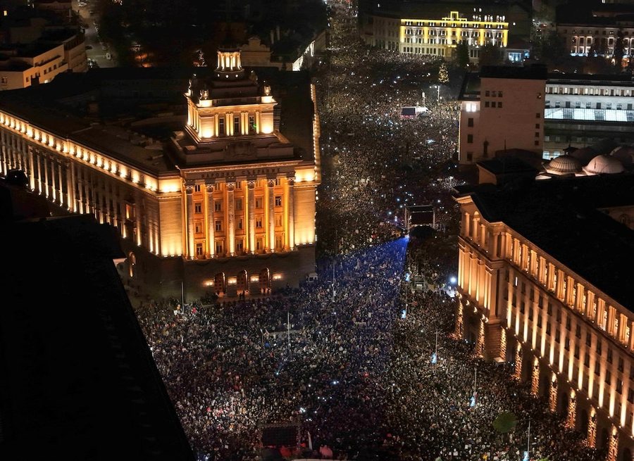 Wave of protests in Bulgaria - Thousands of citizens demand government