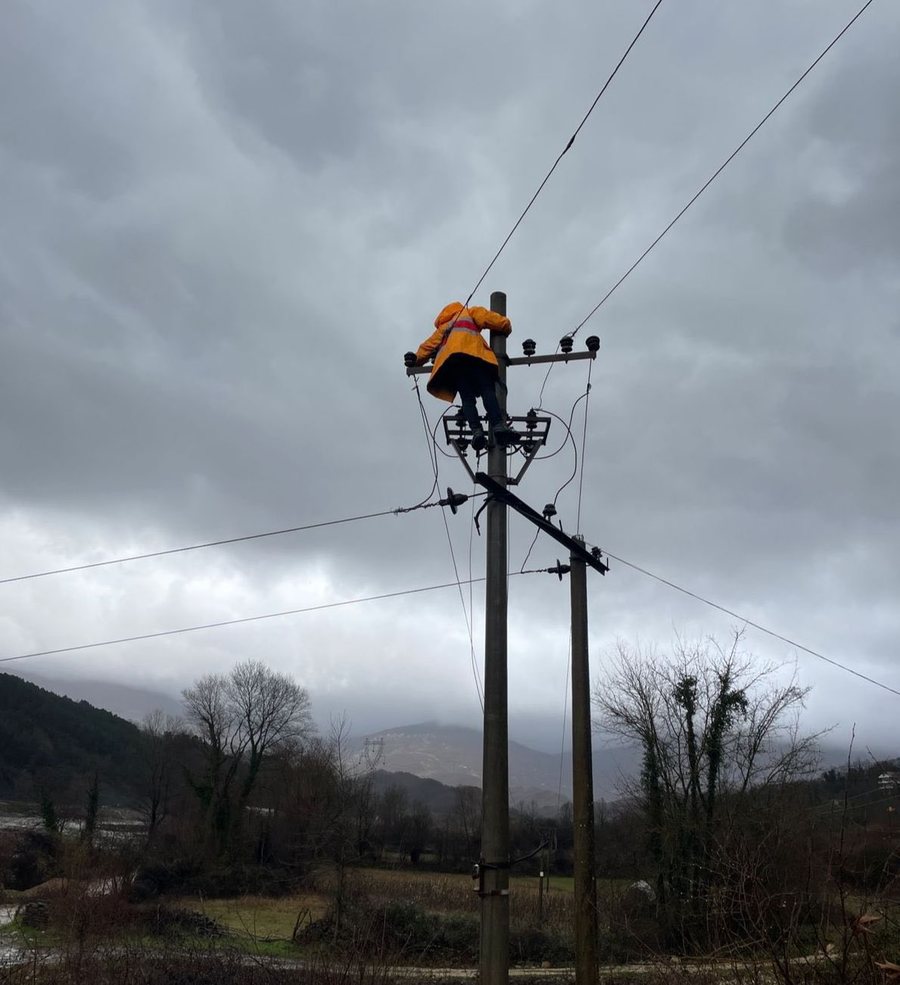 Situata nga reshjet, probleme edhe me energjin&euml; - MIE: Jan&euml; stakuar 17