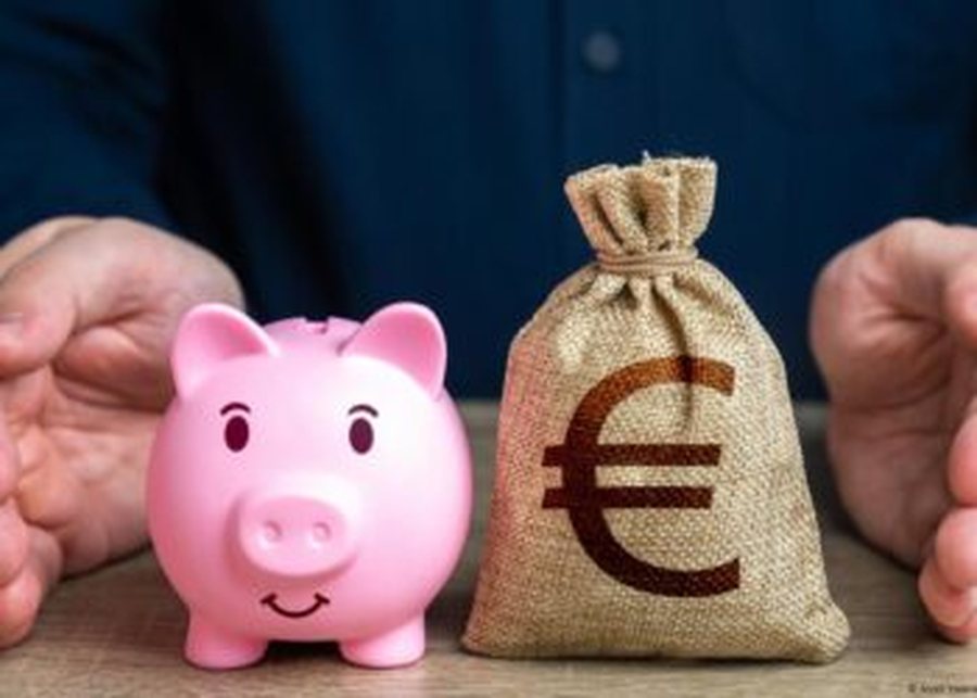 Shqiptar&euml;t kursyen m&euml; shum&euml; vitin e kaluar/ Totali i depozitave