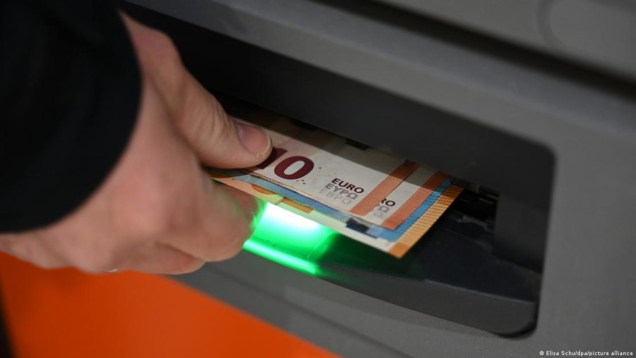 Gjermania k&euml;rkon q&euml; t&euml; ruhet e drejta p&euml;r pagesat me para