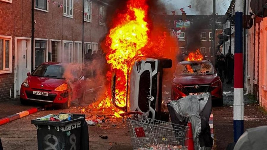 Protestat anti-emigracion, Belfasti në flakë - Makinave dhe