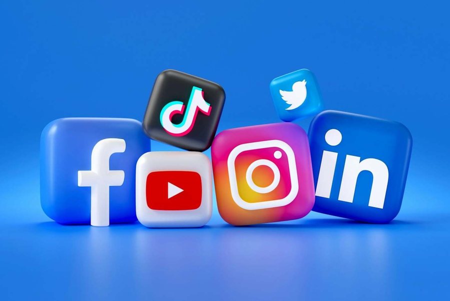 Albanians remain "connected" to social networks/ Platforms restore