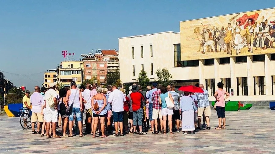Mbi 1 milion&euml; t&euml; huaj n&euml; Shqip&euml;ri gjat&euml; majit/