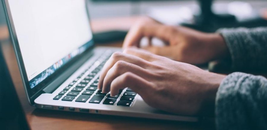 Rritet p&euml;rdorimi i internetit p&euml;r kultur&euml;/ Personat me arsim