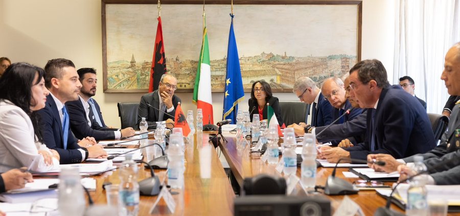 Doganat Shqiptare dhe Italia thellojn&euml; bashk&euml;punimin/ Fokus, rritja e