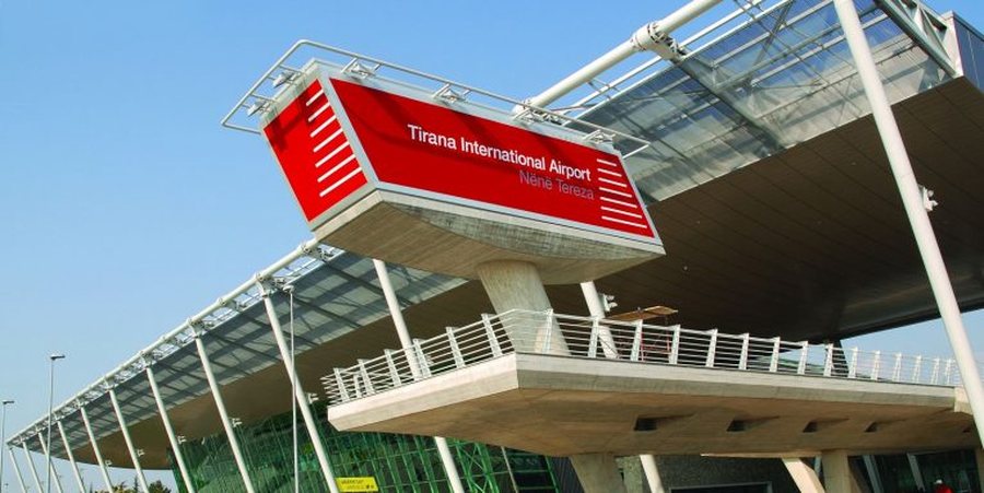 Aeroporti Tiranë, “mbytet” nga pasagjerët në