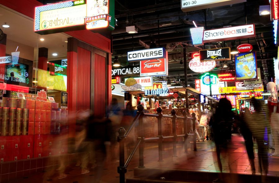 Americans "hesitating" about Black Friday - Lower spending expected