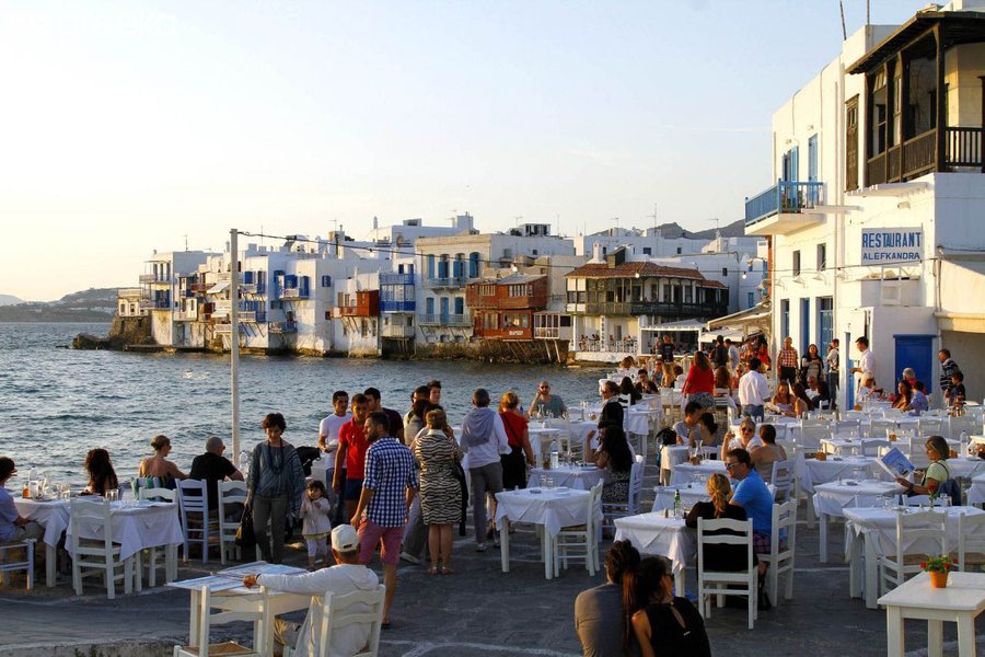 Greece is "looking" for workers. Tourist season begins with 80,000 job