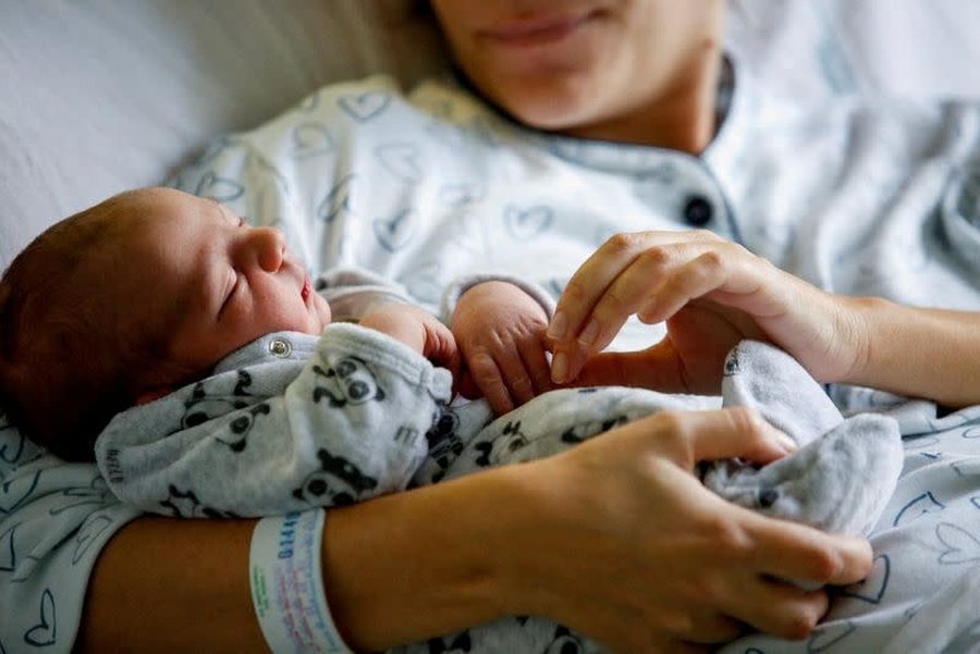 Tiranë, dyfish më shumë bebe se Fieri dhe Elbasani/ Sipas INSTAT,