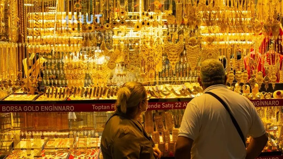 Turistët që po blejnë flori në Shqipëri -
