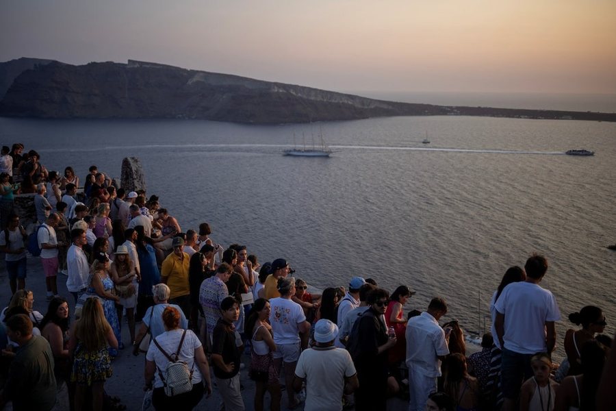 Grekët punojnë më shumë, paguhen më pak - Gjysma e