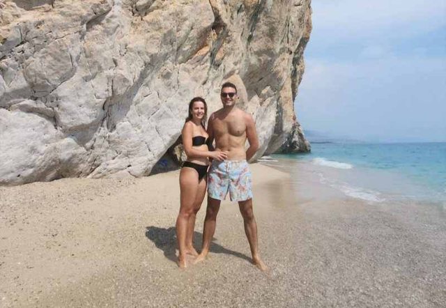 Rudina Hajdari i jep fund lidhjes me regjisorin, çifti fshin çdo