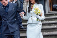 Kuror&euml;zojn&euml; dashurin&euml;! Dua Lipa dhe Callum Turner martohen