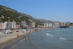 Severe in Sh&euml;ngjin, 4 young people swept away by the waves! 2 lose their