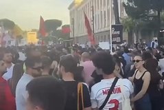Kryeministri reagon p&euml;r djalin me flamurin LGBT n&euml; protest&euml;: Turp