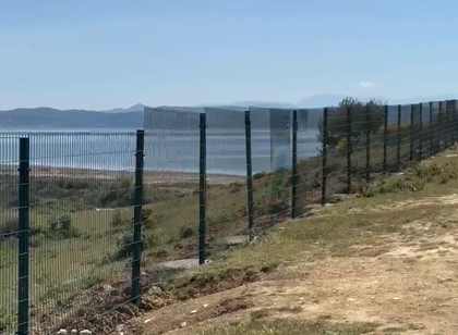 Hiqet teli me gjemba p&euml;rgjat&euml; rrethimit n&euml; Zv&euml;rnec