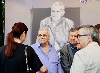 Nj&euml; mbr&euml;mje p&euml;r nj&euml; kolos t&euml; sken&euml;s shqiptare