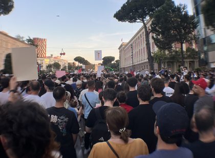Dita 2  Protesta p&euml;r Zv&euml;rnecin mbush bulevardin n&euml; Tiran&euml;