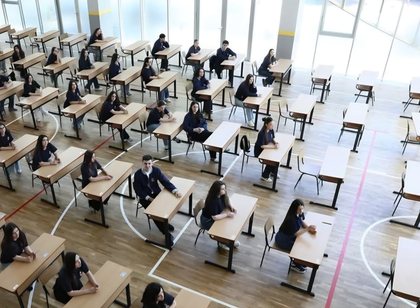 Matura Shtet&euml;rore 2026 nis pa rrjedhje tezash. Provimi i par&euml; kalon pa