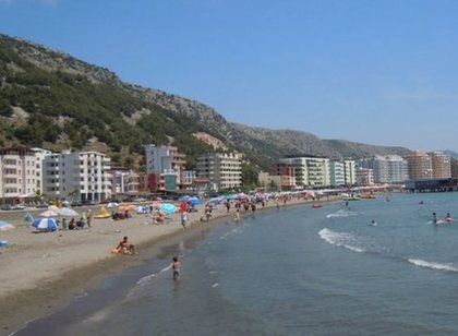 E r&euml;nd&euml; n&euml; Sh&euml;ngjin, 4 t&euml; rinj merren nga dallg&euml;t!