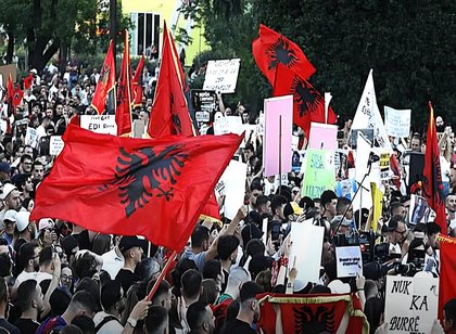 Asosacioni i Gazetar&euml;ve: Mos intimidoni gazetar&euml;t n&euml; terren. Ata