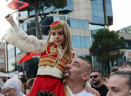 Lea Ypi p&euml;r protestat n&euml; Shqip&euml;ri: Mund t&euml; jet&euml;