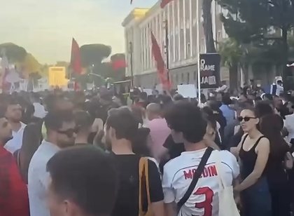 Kryeministri reagon p&euml;r djalin me flamurin LGBT n&euml; protest&euml;: Turp
