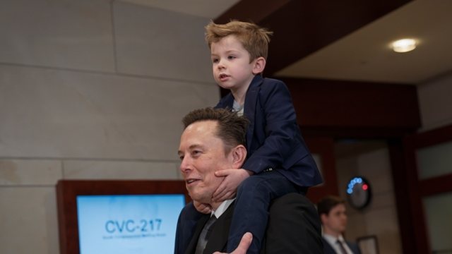 Elon Musk 'harron' djalin e tij në një event të Trump,