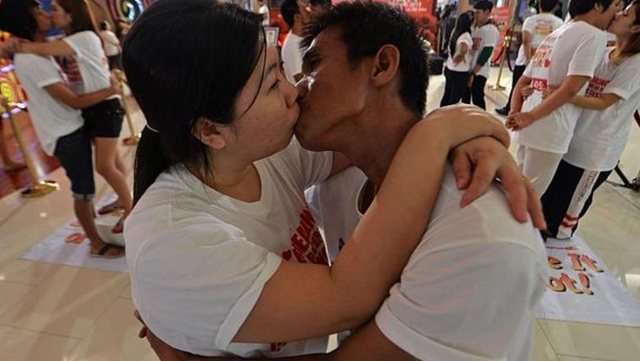 The couple who set the Guinness record for the longest kiss are separating