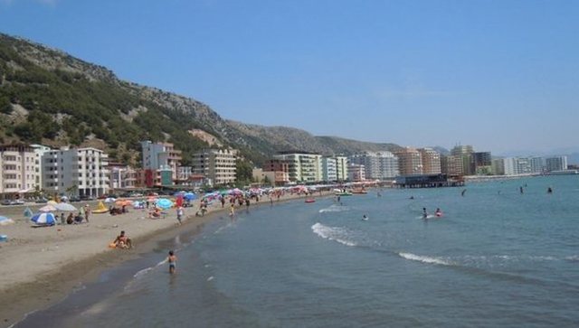 Severe in Sh&euml;ngjin, 4 young people swept away by the waves! 2 lose their