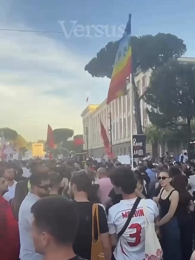 Kryeministri reagon për djalin me flamurin LGBT në protestë: Turp