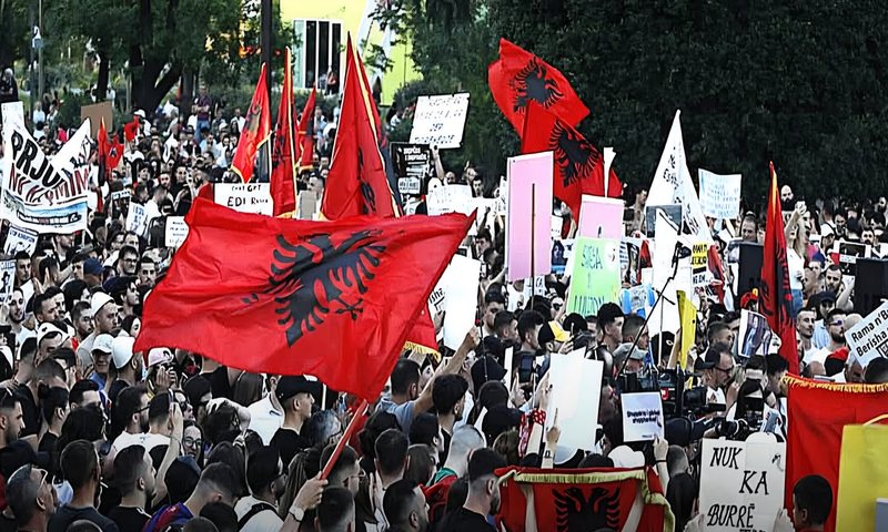 Asosacioni i Gazetar&euml;ve: Mos intimidoni gazetar&euml;t n&euml; terren. Ata