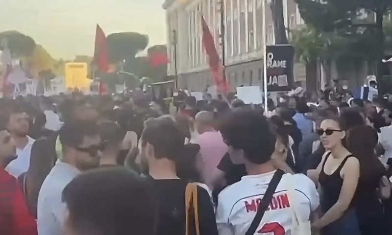 Kryeministri reagon p&euml;r djalin me flamurin LGBT n&euml; protest&euml;: Turp