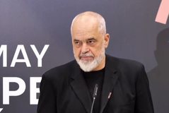 Rama p&euml;r protestat: Problem nuk jan&euml; flamingot, por korbat dhe sorrat