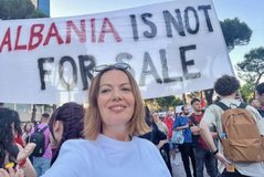 Edhe Ema Ndoja n&euml; protest&euml;n e Flamingove