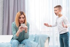 Mami, a e do telefonin m&euml; shum&euml; se mua?