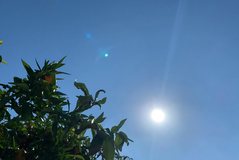 Moti kryesisht me diell. Reshje t&euml; dob&euml;ta n&euml; disa zona